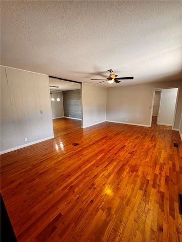 922 S 15th Street, Rogers, AR 72758