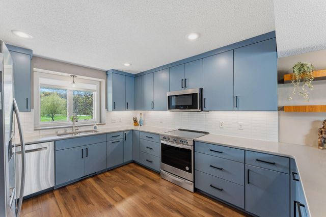 4136 Raspberry Ridge Road NE, Prior Lake, MN 55372