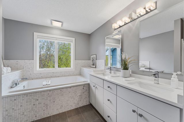 4136 Raspberry Ridge Road NE, Prior Lake, MN 55372