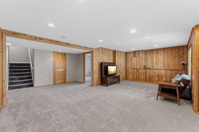 4136 Raspberry Ridge Road NE, Prior Lake, MN 55372