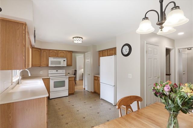 104 Willowbend Dr, Penfield, NY 14526