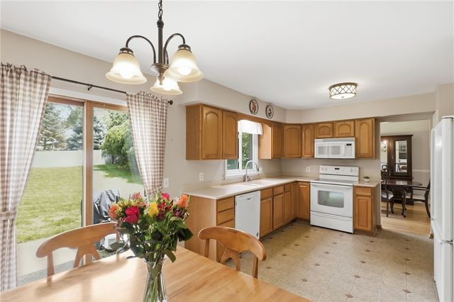 104 Willowbend Dr, Penfield, NY 14526