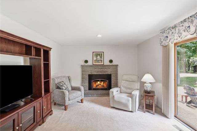 104 Willowbend Dr, Penfield, NY 14526