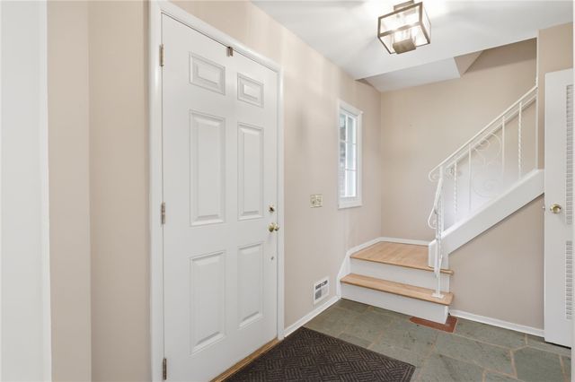 104 Willowbend Dr, Penfield, NY 14526