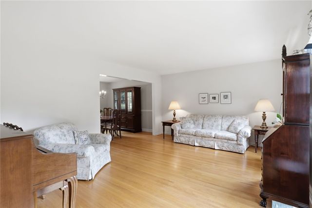104 Willowbend Dr, Penfield, NY 14526