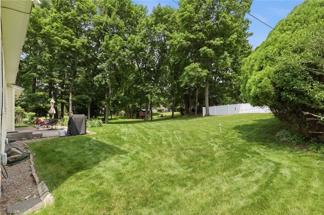 104 Willowbend Dr, Penfield, NY 14526