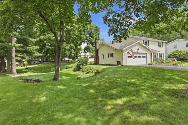 104 Willowbend Dr, Penfield, NY 14526