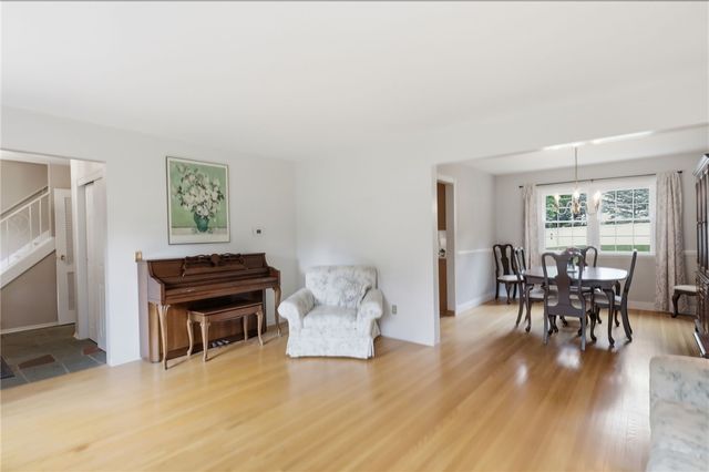 104 Willowbend Dr, Penfield, NY 14526