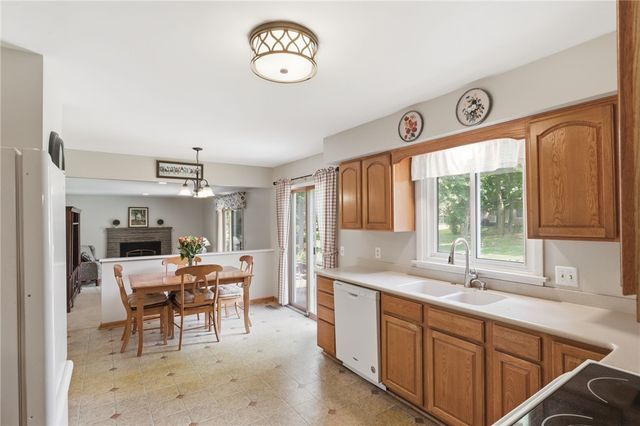 104 Willowbend Dr, Penfield, NY 14526