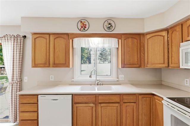 104 Willowbend Dr, Penfield, NY 14526