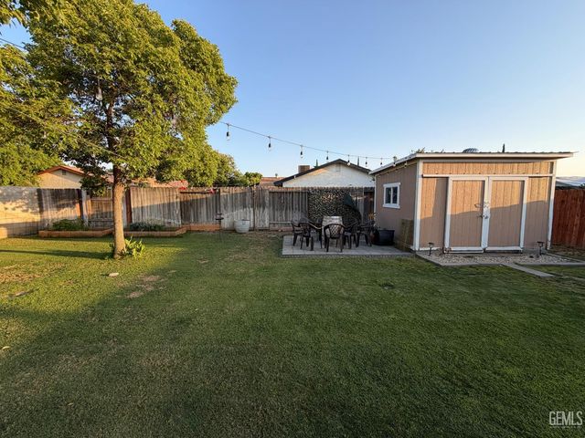 5305 Kenyon Avenue, Bakersfield, CA 93309