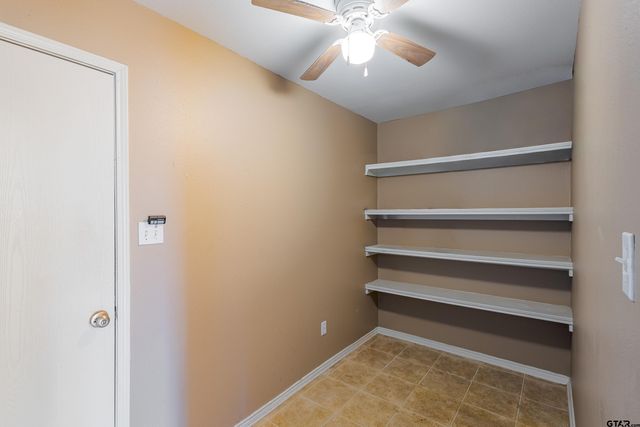 1109 E Park Dr., Lindale, TX 75771