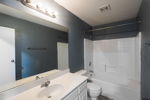 1109 E Park Dr., Lindale, TX 75771