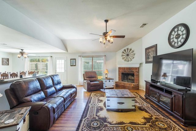 1109 E Park Dr., Lindale, TX 75771