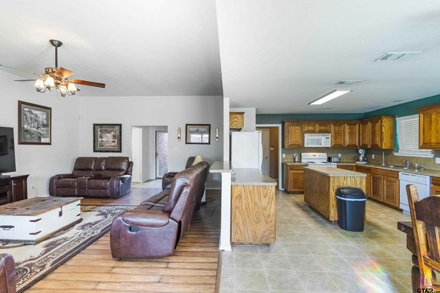 1109 E Park Dr., Lindale, TX 75771