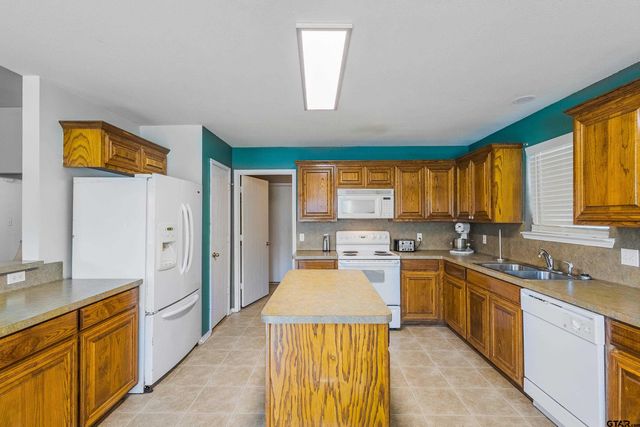 1109 E Park Dr., Lindale, TX 75771