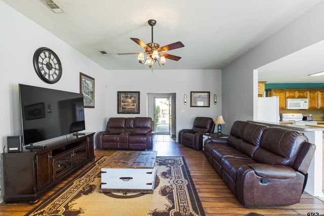 1109 E Park Dr., Lindale, TX 75771