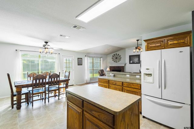 1109 E Park Dr., Lindale, TX 75771