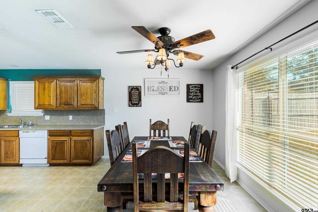 1109 E Park Dr., Lindale, TX 75771