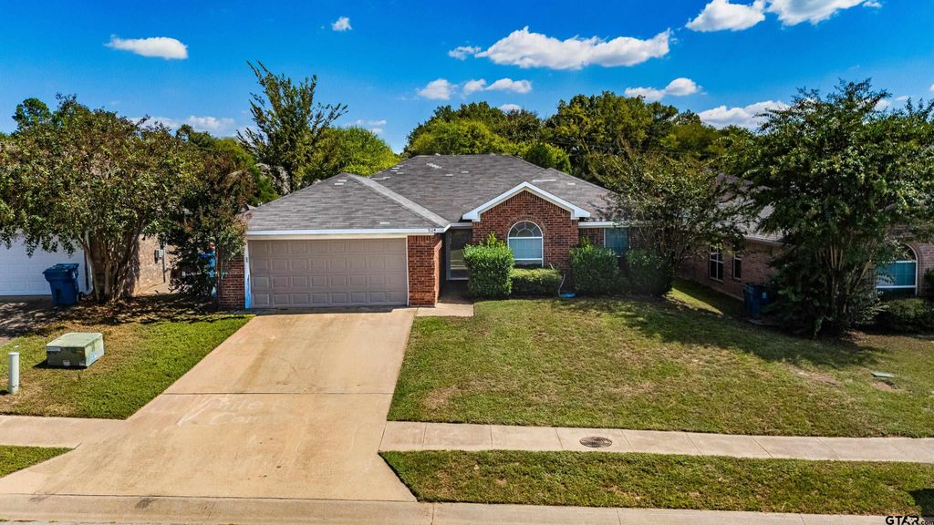 1109 E Park Dr., Lindale, TX 75771