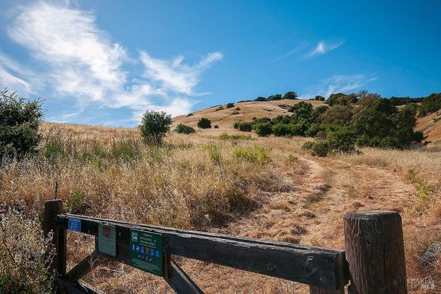 81 Santa Maria Dr, Novato, CA 94947