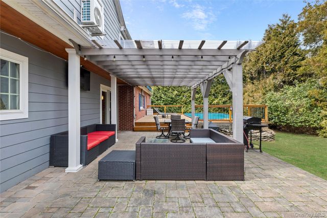 58 Roosevelt Avenue, Glen Head, NY 11545