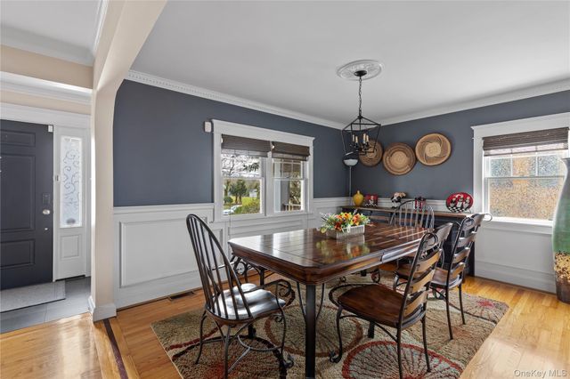 58 Roosevelt Avenue, Glen Head, NY 11545