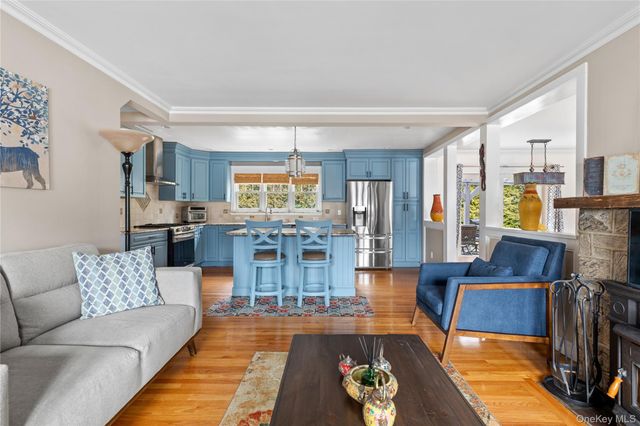 58 Roosevelt Avenue, Glen Head, NY 11545