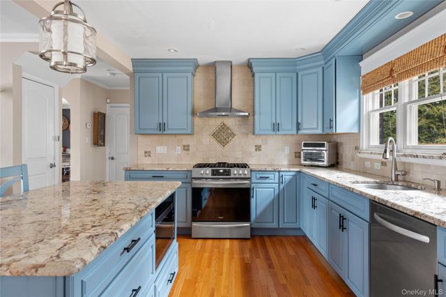 58 Roosevelt Avenue, Glen Head, NY 11545