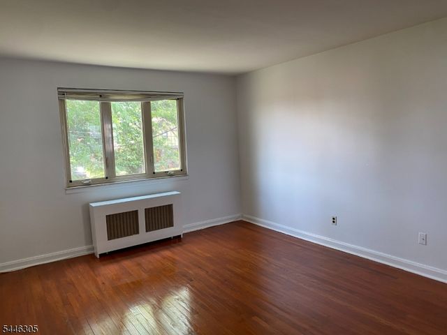 50 S 1St St, Bergenfield Boro, NJ 07621