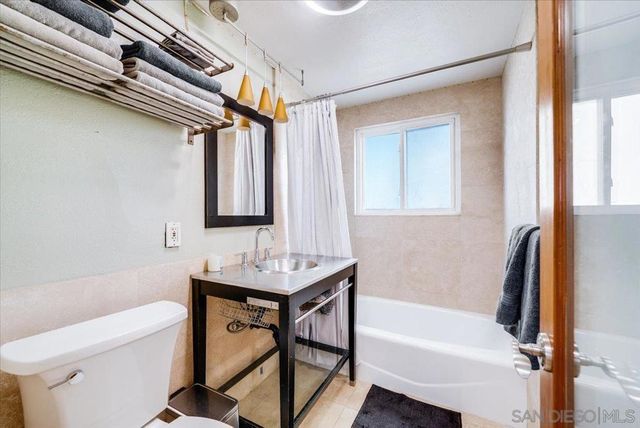 1386 Lake Drive, Encinitas, CA 92024