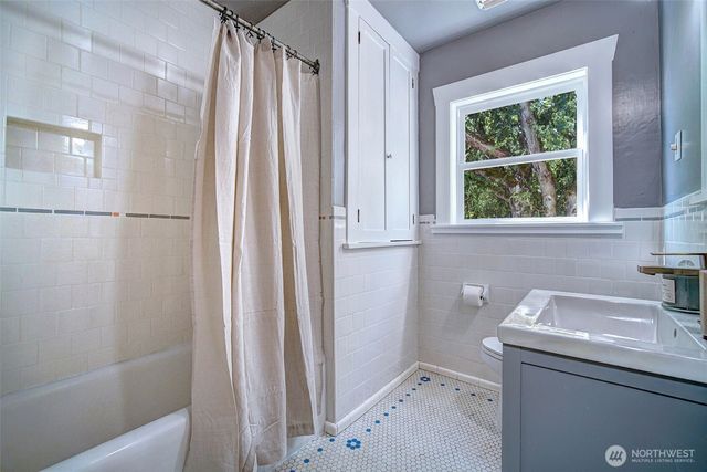 511 N 76th Street, Seattle, WA 98103