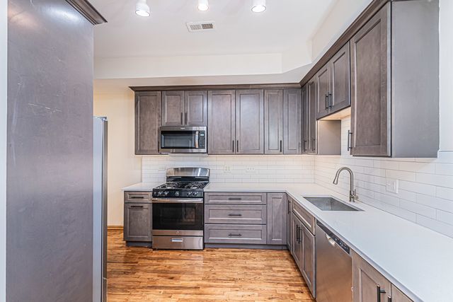 2423 W Madison Street 1, Chicago, IL 60612