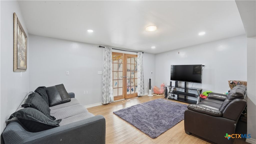 Image 4 of property listing at 181 Dobie Drive, Wimberley, TX 78676