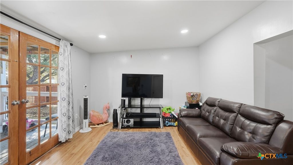 Image 7 of property listing at 181 Dobie Drive, Wimberley, TX 78676
