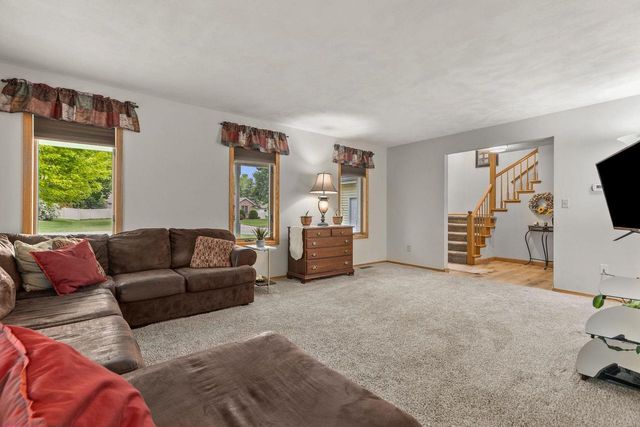 1079 GRASSY PLAINS DRIVE, Neenah, WI 54956