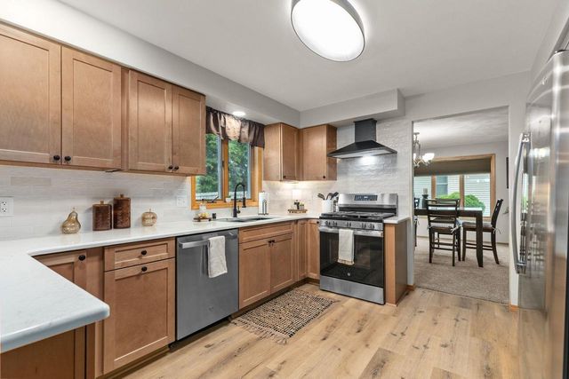1079 GRASSY PLAINS DRIVE, Neenah, WI 54956