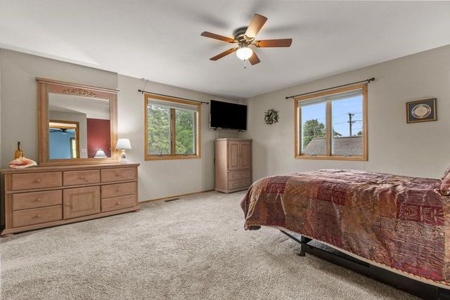 1079 GRASSY PLAINS DRIVE, Neenah, WI 54956
