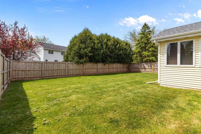 1079 GRASSY PLAINS DRIVE, Neenah, WI 54956