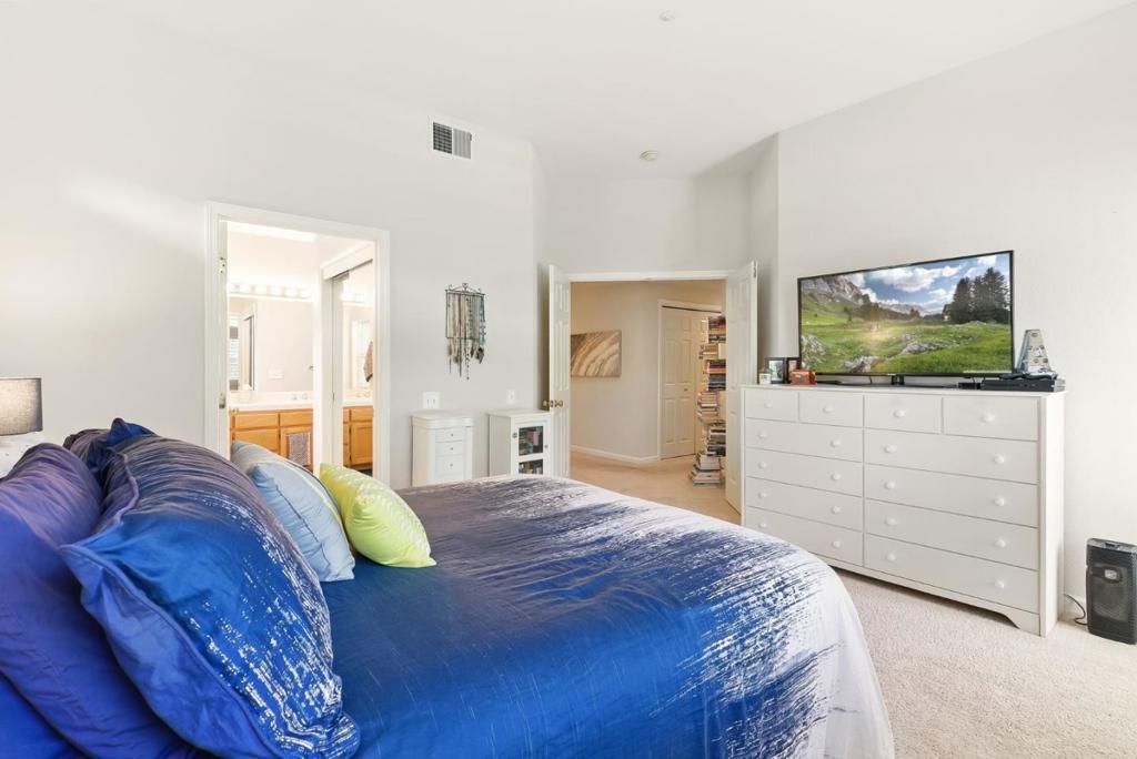 Image 12 of property listing at 633 Swallowtail Court, Brisbane, CA 94005