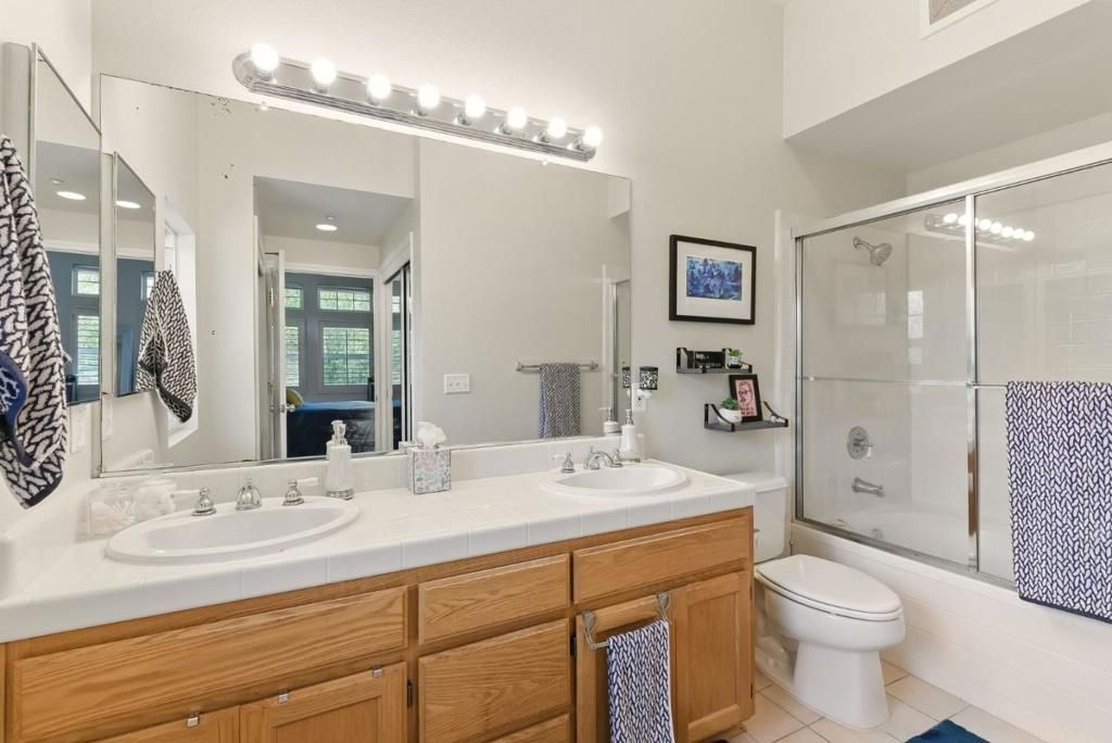 Image 14 of property listing at 633 Swallowtail Court, Brisbane, CA 94005