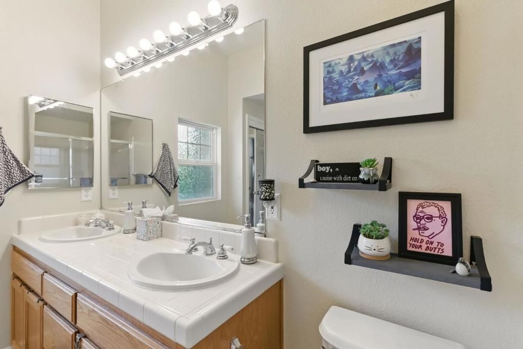 Image 15 of property listing at 633 Swallowtail Court, Brisbane, CA 94005