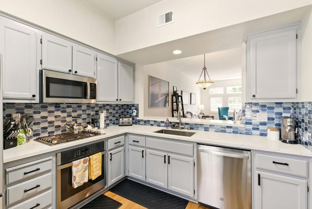 Image 2 of property listing at 633 Swallowtail Court, Brisbane, CA 94005