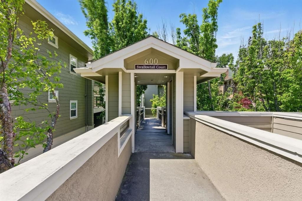 Image 23 of property listing at 633 Swallowtail Court, Brisbane, CA 94005