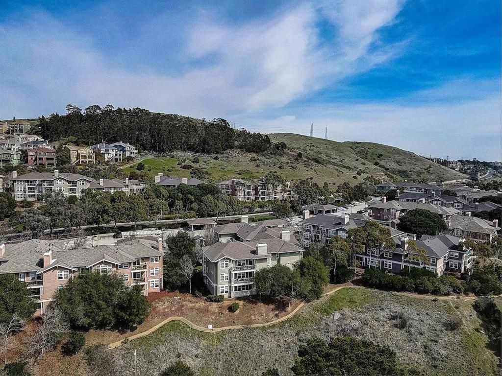 Image 29 of property listing at 633 Swallowtail Court, Brisbane, CA 94005