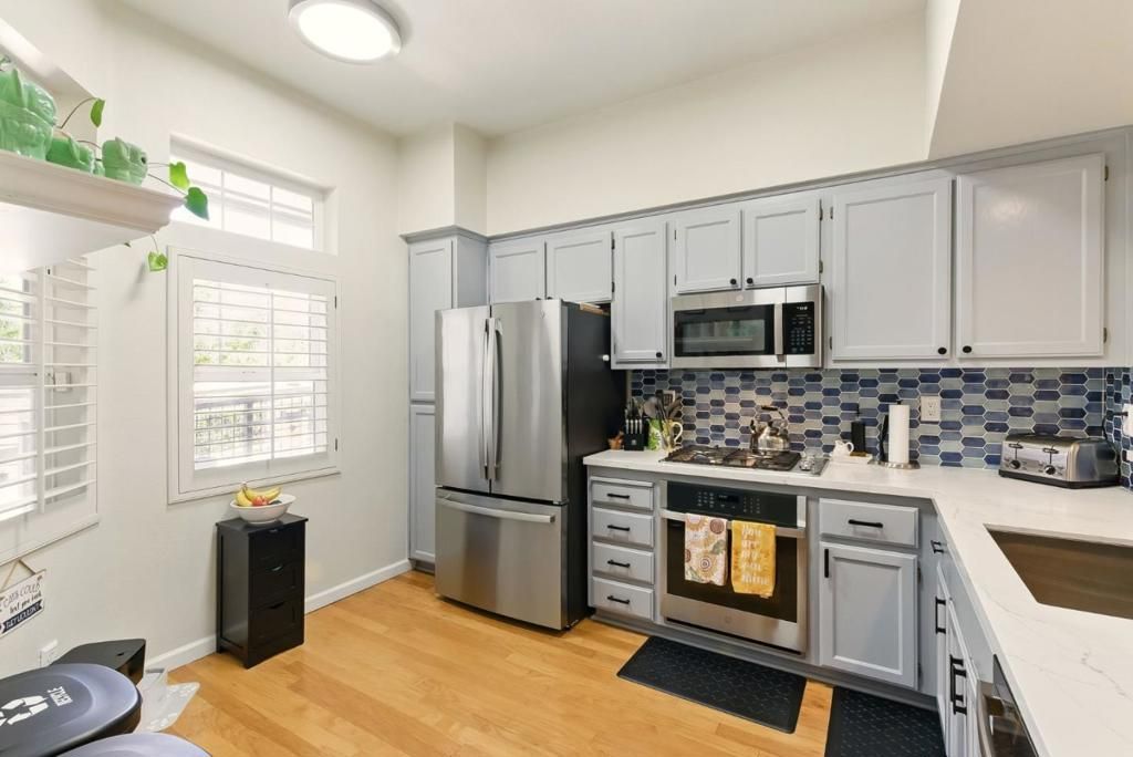 Image 3 of property listing at 633 Swallowtail Court, Brisbane, CA 94005