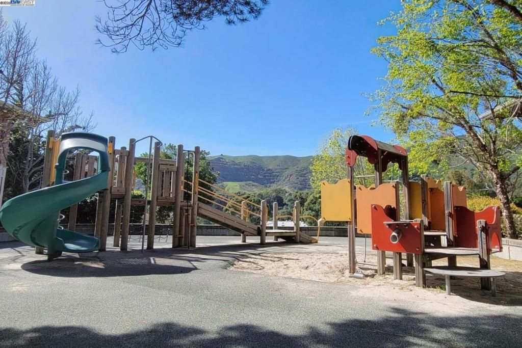 Image 31 of property listing at 633 Swallowtail Court, Brisbane, CA 94005
