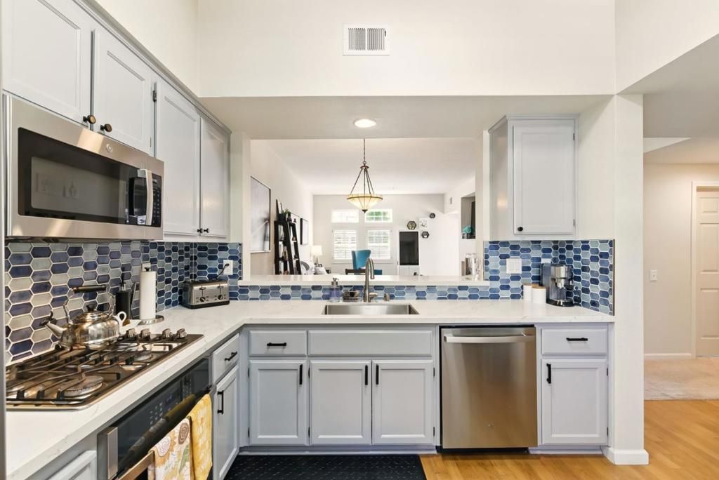 Image 4 of property listing at 633 Swallowtail Court, Brisbane, CA 94005