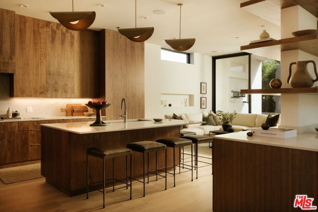 Image 1 of property listing at 8906 Hubbard St, Culver City, CA 90232