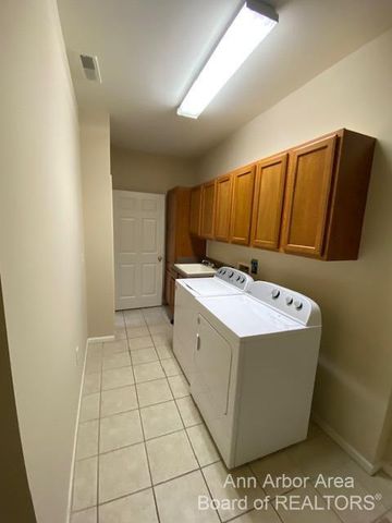 3254 Primrose Lane, Ypsilanti, MI 48197